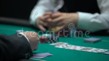<strong>扑克</strong>游戏上瘾的人赌所有的钱和筹码，糟糕的商业投资